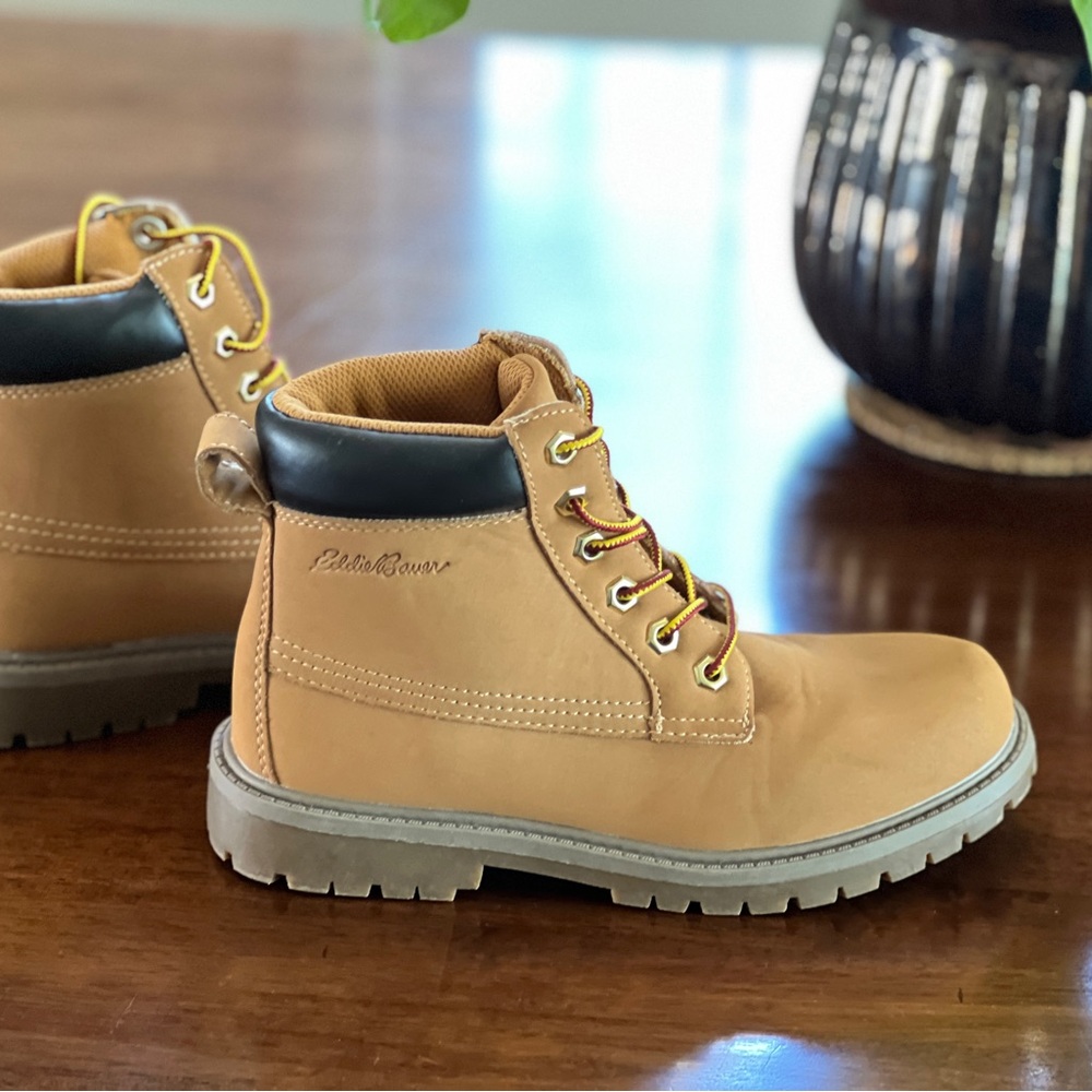 Tan Eddie Bauer Boots NWOT Big Boys 4